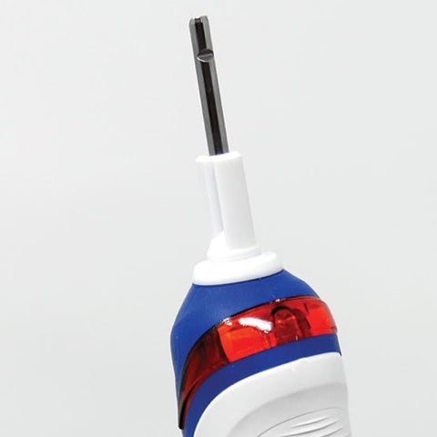Aufsatz einer klassischen Oral-B ohne Bürstenkopf: dünner runder Metallstift